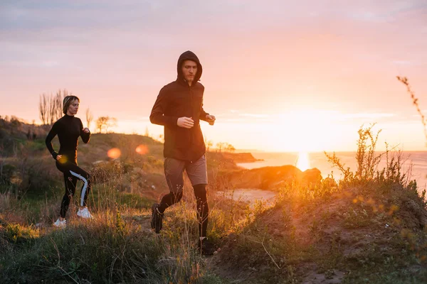 Fitness casal correndo na praia — Fotografia de Stock