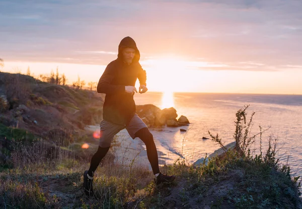 Corridore maschile che corre durante l'alba — Foto Stock