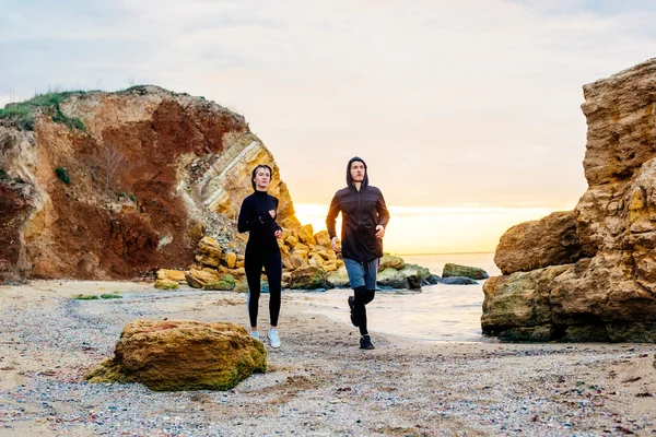 Fitness-Paar läuft am Strand — Stockfoto