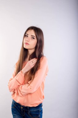 Gülümseyen esmer kadın.