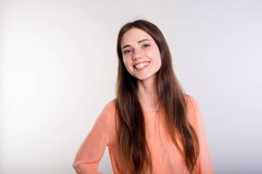 Gülümseyen esmer kadın.