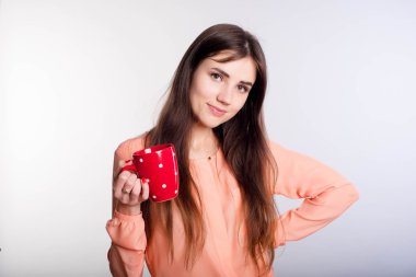 Kırmızı Kupası olan kadın 