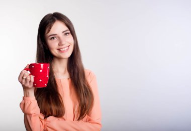 Kırmızı Kupası olan kadın 