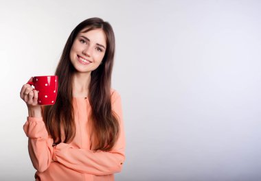 Kırmızı Kupası olan kadın 