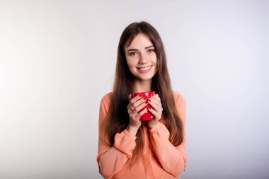 Kırmızı Kupası olan kadın 