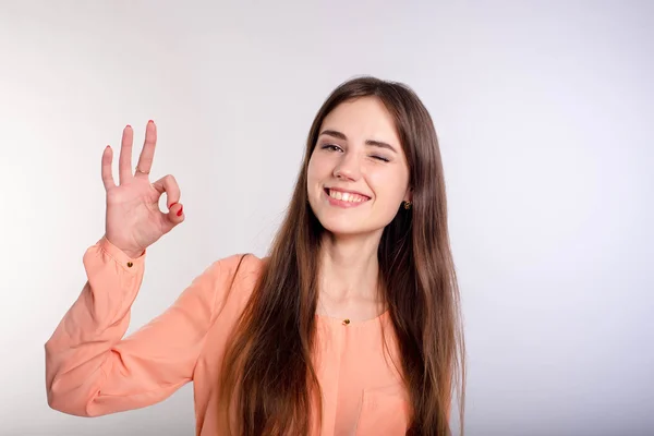 Leende brunett kvinna — Stockfoto