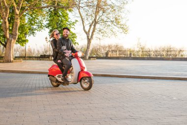 Genç çift scooter üzerinde poz