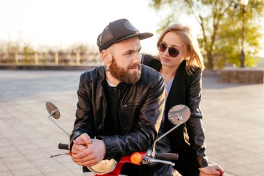 Genç çift scooter üzerinde poz