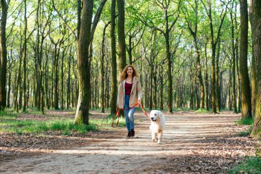 Kız ile parkta köpek yürüyüş