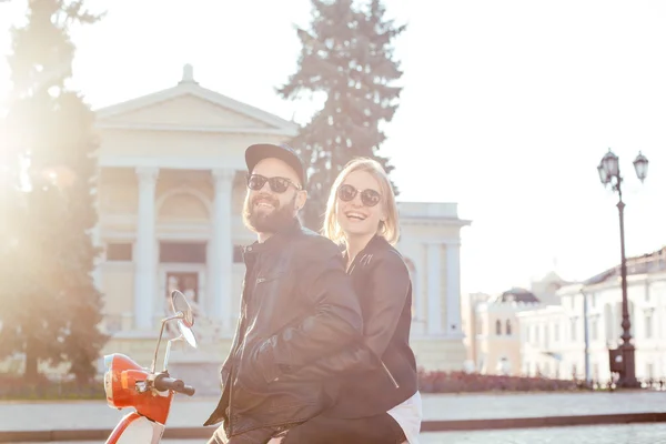 Jovem casal posando em scooter — Fotografia de Stock