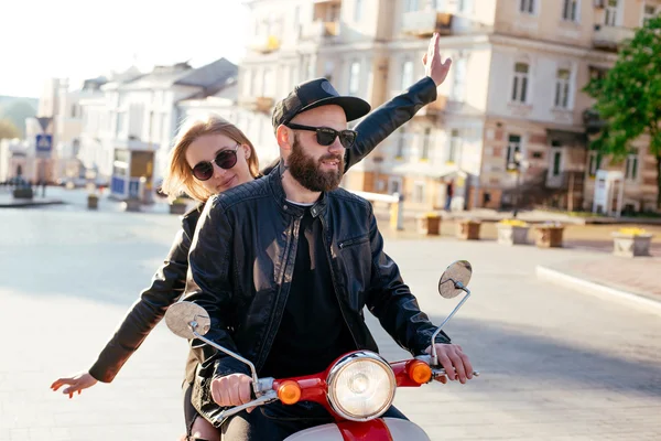 Jeune couple posant sur scooter — Photo