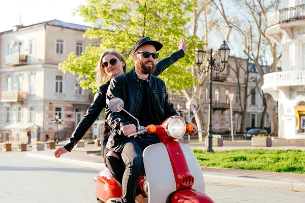 Junges Paar posiert auf Motorroller — Stockfoto