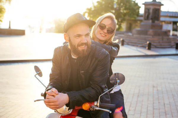 Jeune couple posant sur scooter — Photo