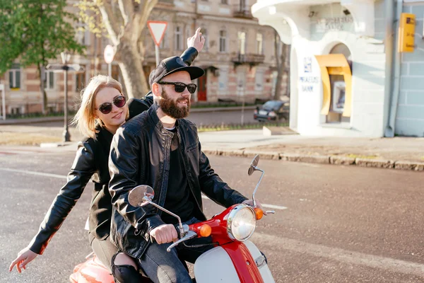 Joven pareja posando en scooter —  Fotos de Stock