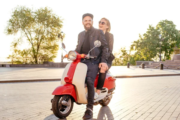 Jeune couple posant sur scooter — Photo