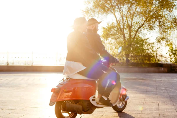 Jovem casal posando em scooter — Fotografia de Stock