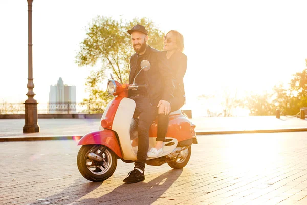 Jeune couple posant sur scooter — Photo