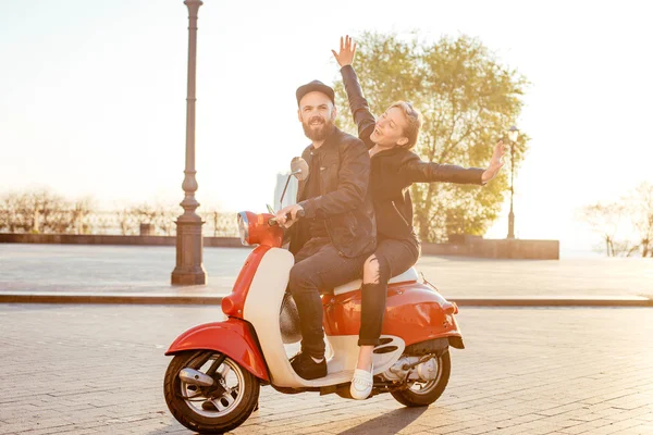 Jeune couple posant sur scooter — Photo