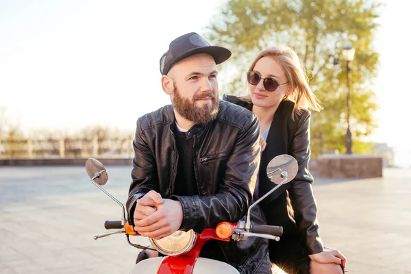 Joven pareja posando en scooter —  Fotos de Stock