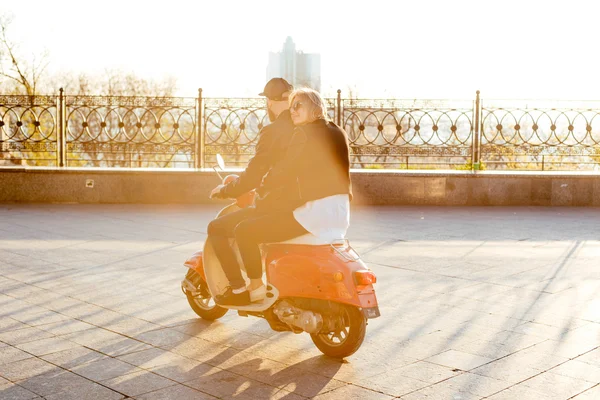 Jovem casal posando em scooter — Fotografia de Stock