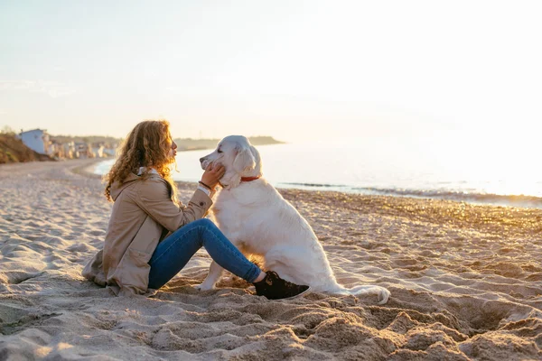 Junge Frau spielt mit ihrem Hund — Stockfoto