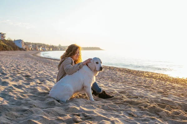 Junge Frau spielt mit ihrem Hund — Stockfoto