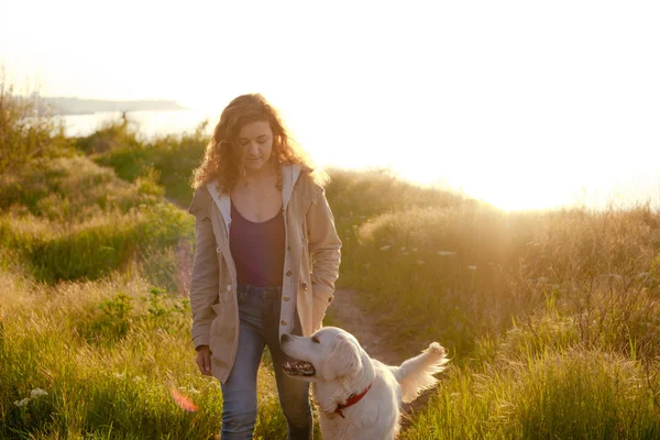 Mädchen geht mit Hund im Park spazieren — Stockfoto