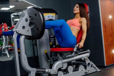 genç kız egzersiz yapıyor