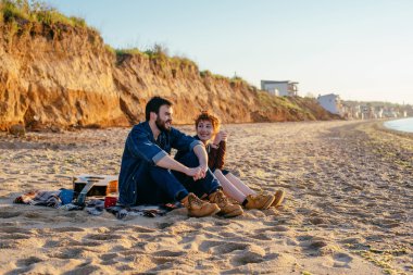 Kumsalda mutlu bir çift