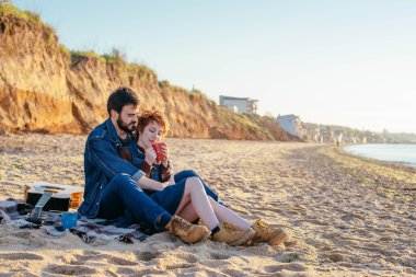 Kumsalda mutlu bir çift