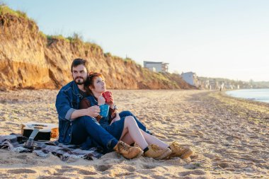 Kumsalda mutlu bir çift