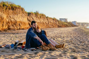 Kumsalda mutlu bir çift