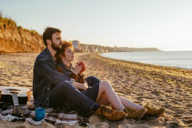 Kumsalda mutlu bir çift