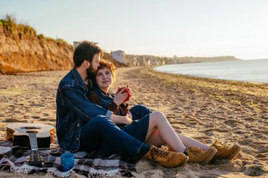 Kumsalda mutlu bir çift