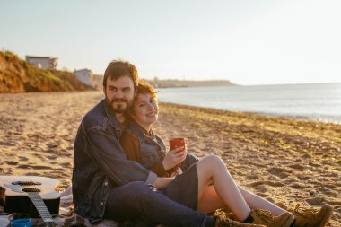 Kumsalda mutlu bir çift