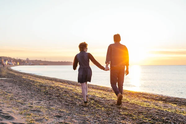 Pareja amorosa en la playa — Foto de Stock