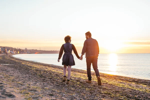 Pareja amorosa en la playa — Foto de Stock