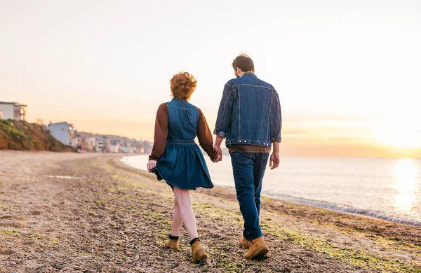 Älskande par på stranden — Stockfoto