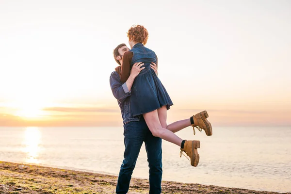 Pareja amorosa en la playa — Stockfoto