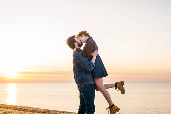 Loving couple on beach — Stock Photo, Image