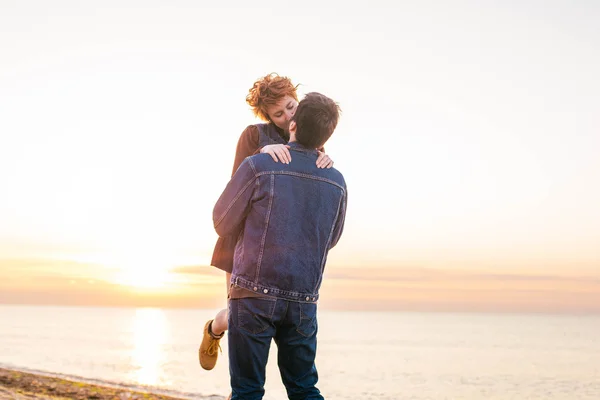 Casal amoroso na praia — Fotografia de Stock