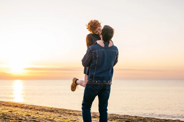 Pareja amorosa en la playa — Stockfoto