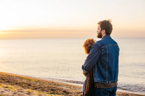 Pareja amorosa en la playa — Stockfoto