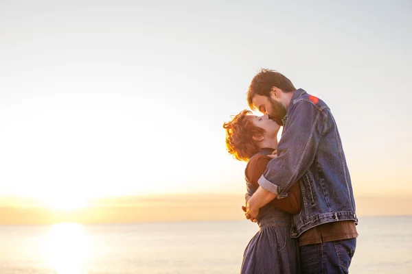 Pareja amorosa en la playa — Foto de Stock