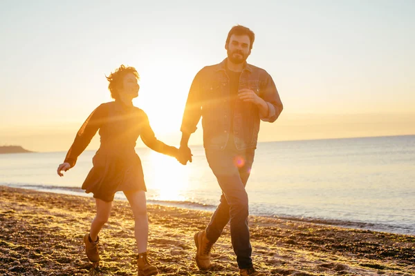 Miłości para na plaży — Zdjęcie stockowe
