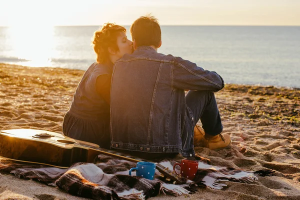 Gelukkig liefdevol paar op het strand — Stockfoto