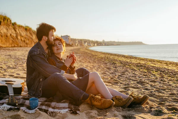 Lyckligt kärleksfullt par på stranden — Stockfoto