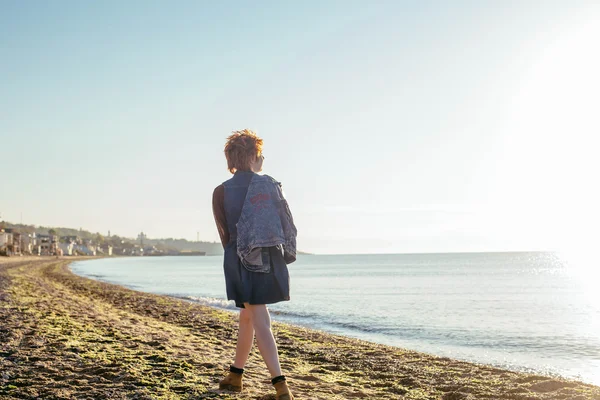 Rude kobiety zabawy na plaży — Zdjęcie stockowe