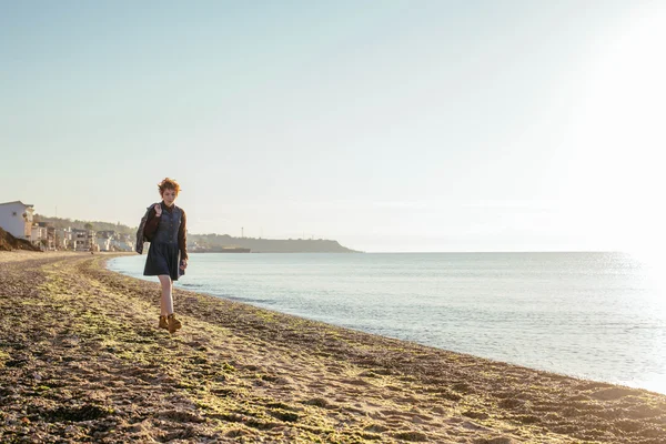 Redhead woman having fun on beach — Stock Photo, Image