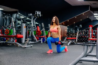 genç kız egzersiz yapıyor